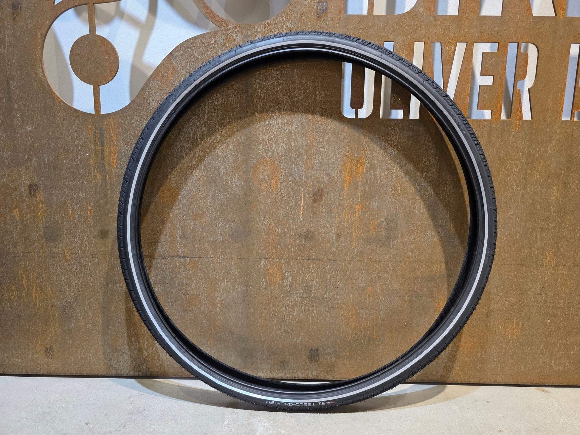 Reifen von Bontrager, BONTRAGER H2 HARD - CASE LITE HYBRID REIFEN 700C X 38 - 45MM vor USEDBIKES - OB.DE Hintergrund