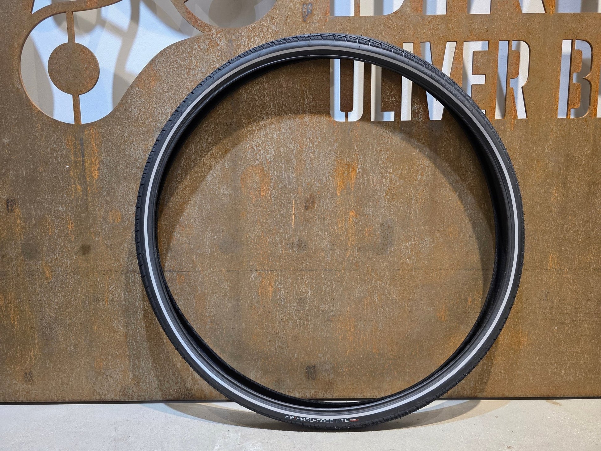 Reifen von Bontrager, BONTRAGER H2 HARD - CASE LITE HYBRID REIFEN 700C X 38 - 45MM vor USEDBIKES - OB.DE Hintergrund