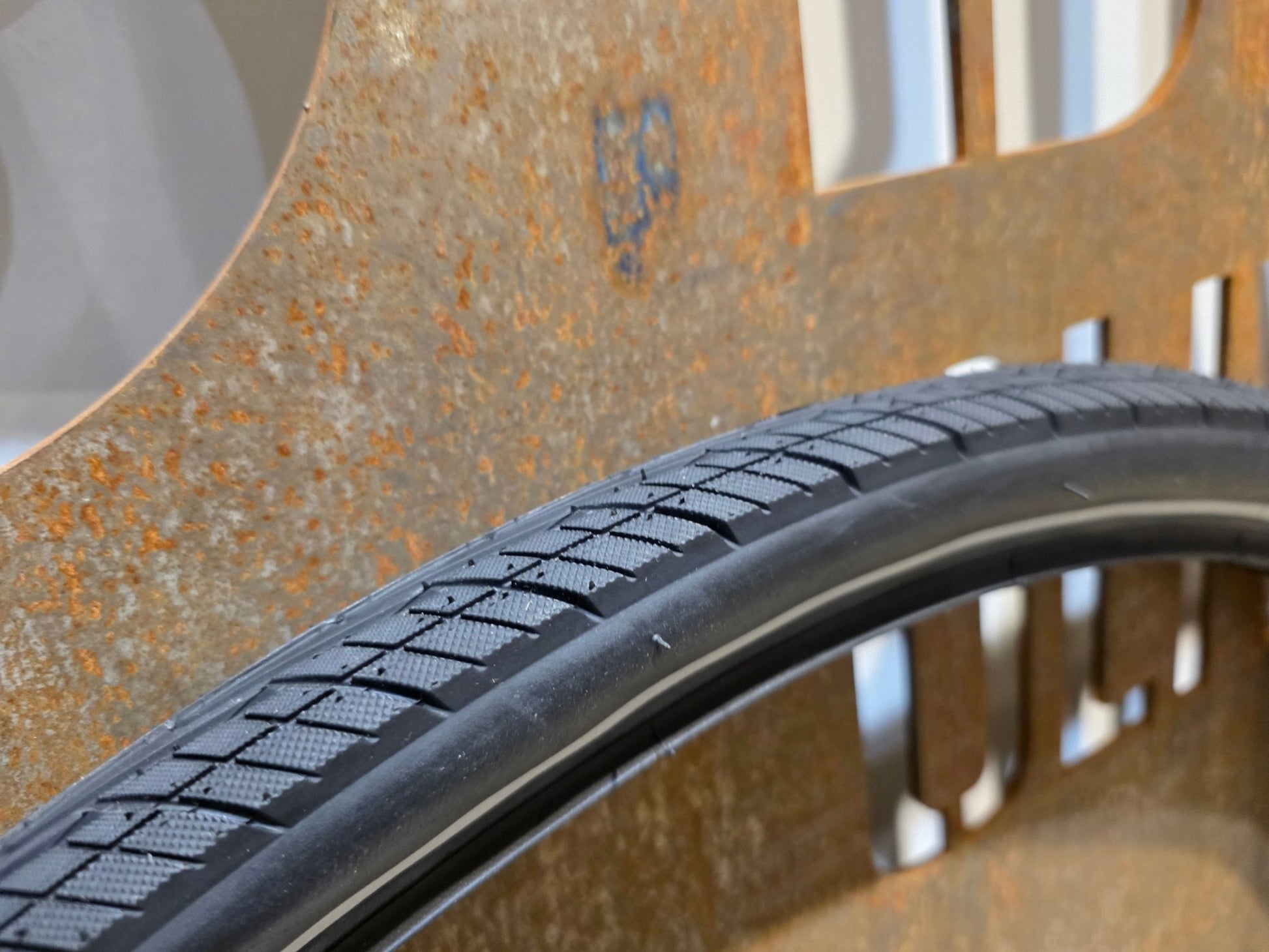 Reifen von Bontrager, BONTRAGER H2 HARD - CASE LITE HYBRID REIFEN 700C X 38 - 45MM vor USEDBIKES - OB.DE Hintergrund