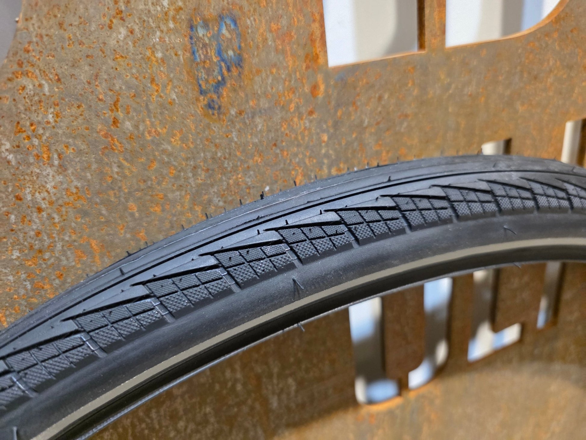 Reifen von Bontrager, BONTRAGER H2 HARD - CASE LITE HYBRID REIFEN 700C X 38 - 45MM vor USEDBIKES - OB.DE Hintergrund