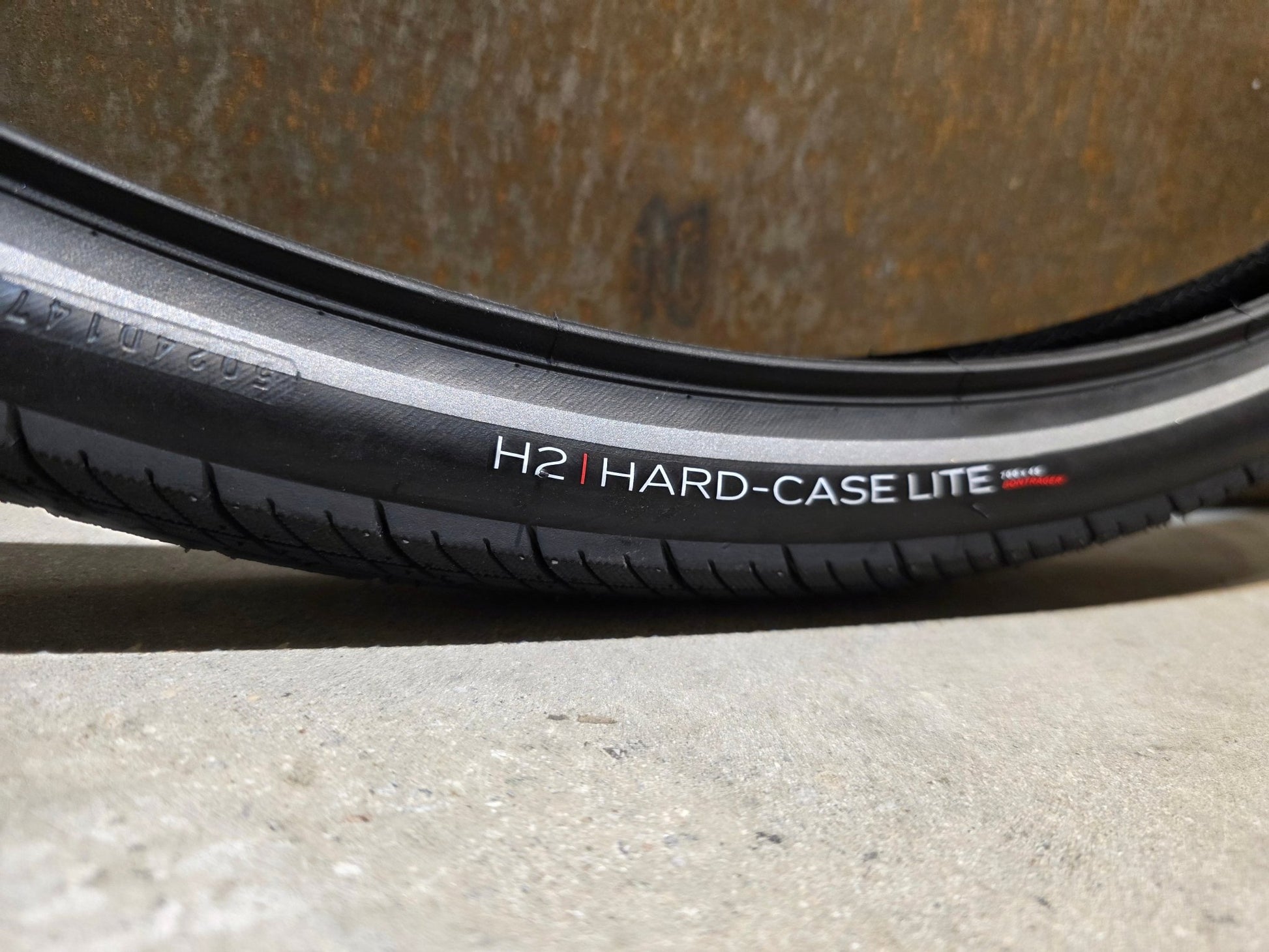 Reifen von Bontrager, BONTRAGER H2 HARD - CASE LITE HYBRID REIFEN 700C X 38 - 45MM vor USEDBIKES - OB.DE Hintergrund