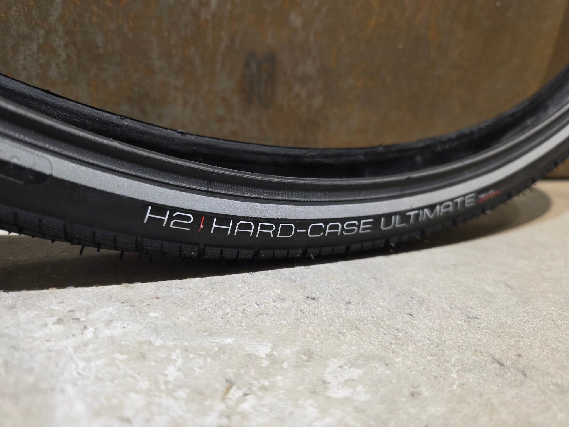 Reifen von Bontrager, BONTRAGER H2 HARD - CASE ULTIMATE HYBRID REIFEN 700C X 35MM vor USEDBIKES - OB.DE Hintergrund