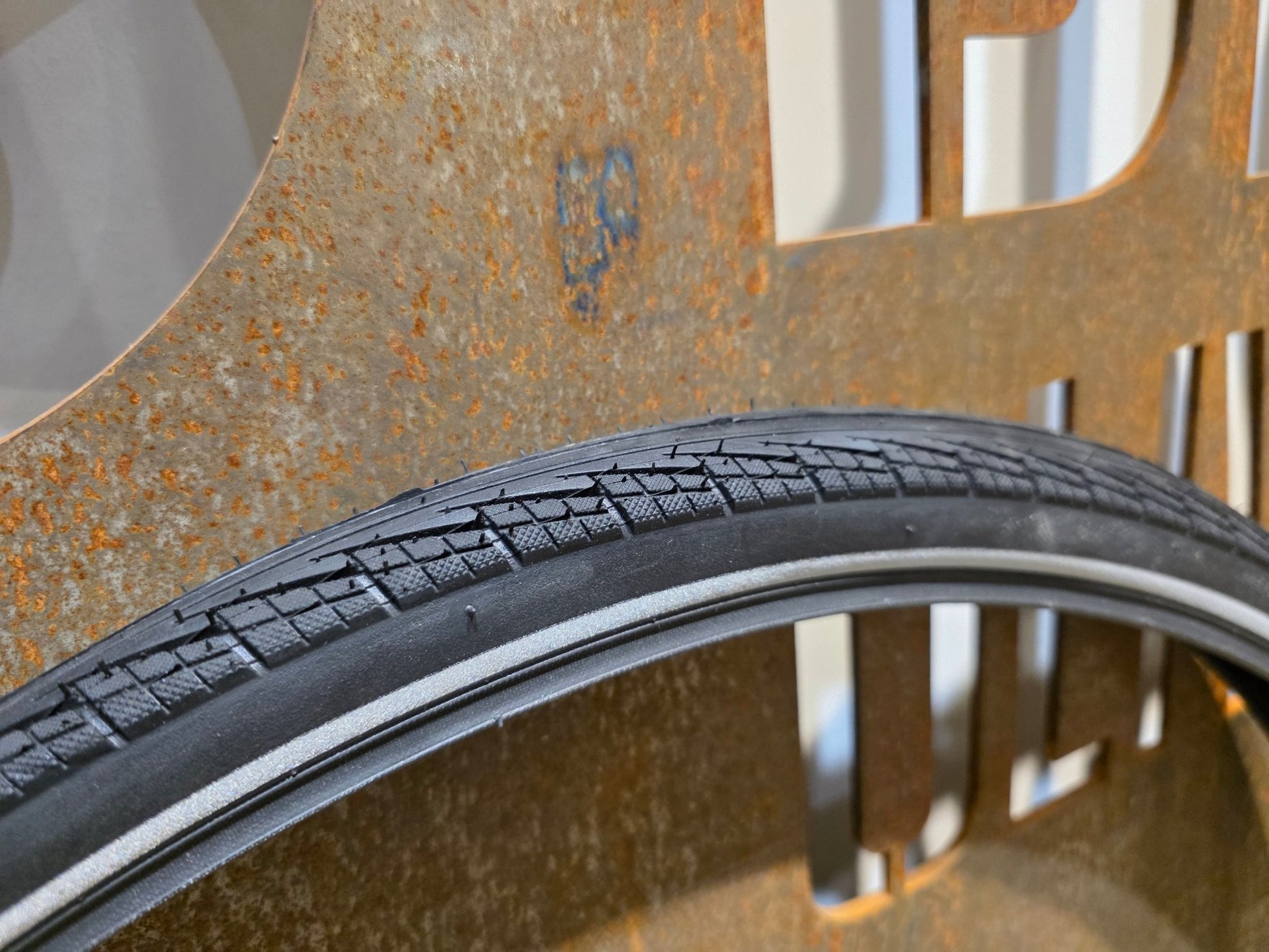 Reifen von Bontrager, BONTRAGER H2 HARD - CASE ULTIMATE HYBRID REIFEN 700C X 35MM vor USEDBIKES - OB.DE Hintergrund