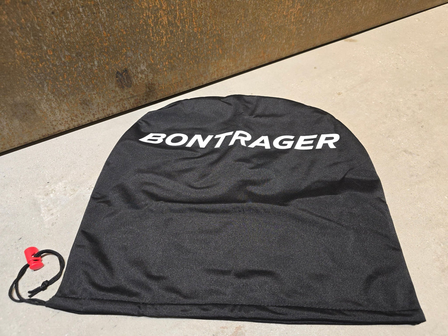 Taschen & Rucksäcke von Bontrager, BONTRAGER HELMTASCHE FLEECE in variant_title vor USEDBIKES - OB.DE Hintergrund