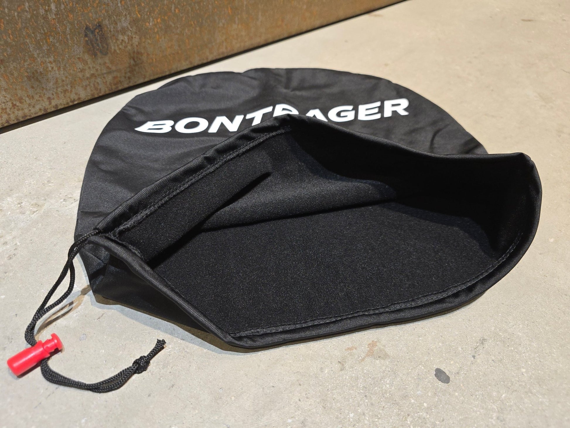 Taschen & Rucksäcke von Bontrager, BONTRAGER HELMTASCHE FLEECE in variant_title vor USEDBIKES - OB.DE Hintergrund