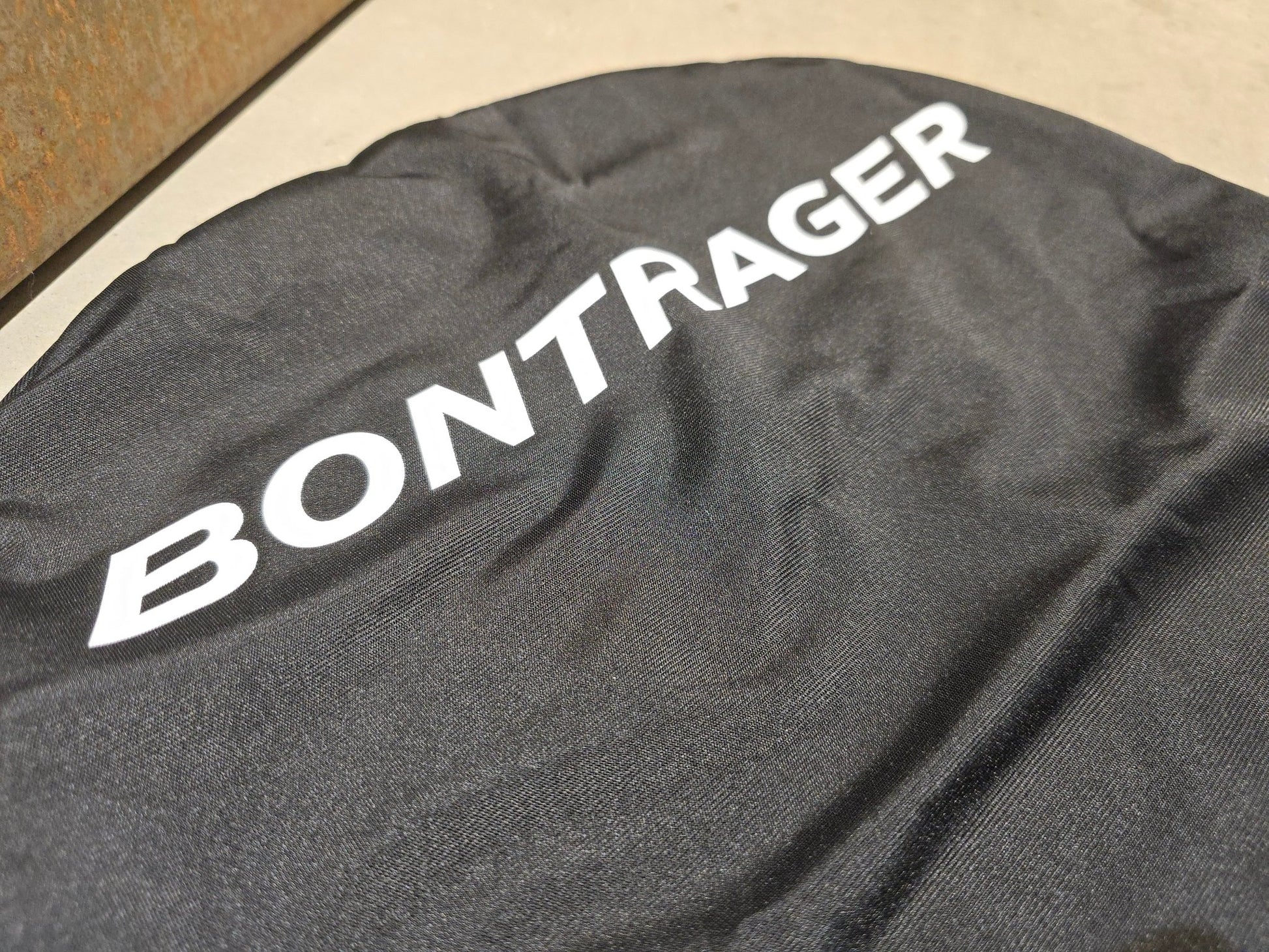 Taschen & Rucksäcke von Bontrager, BONTRAGER HELMTASCHE FLEECE in variant_title vor USEDBIKES - OB.DE Hintergrund