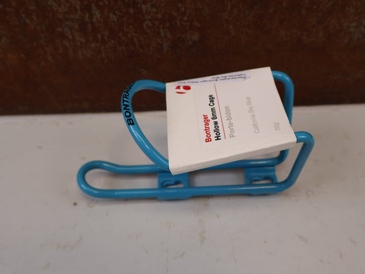 Trinkflaschen und Halter von Bontrager, BONTRAGER HOLLOW 6MM FLASCHENHALTER LIGHT BLUE BLAU vor USEDBIKES-OB.DE Hintergrund