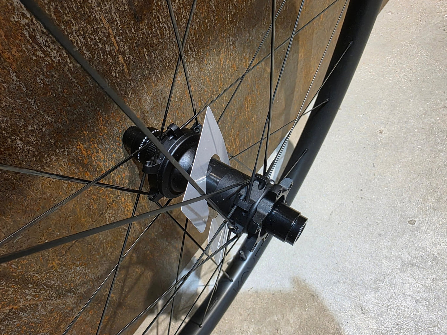 Laufrad/Laufradsatz von Bontrager, BONTRAGER KOVEE PRO 30 BOOST TLR 29 MTB LAUFRADSATZ DISC vor USEDBIKES - OB.DE Hintergrund