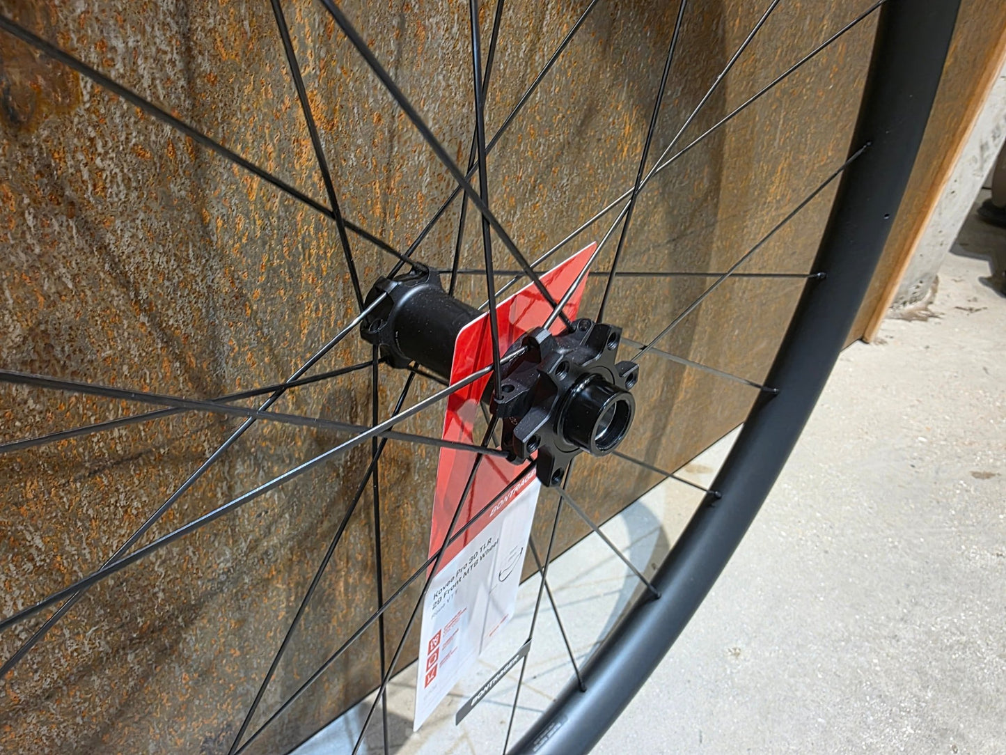 Laufrad/Laufradsatz von Bontrager, BONTRAGER KOVEE PRO 30 BOOST TLR 29 MTB LAUFRADSATZ DISC vor USEDBIKES - OB.DE Hintergrund