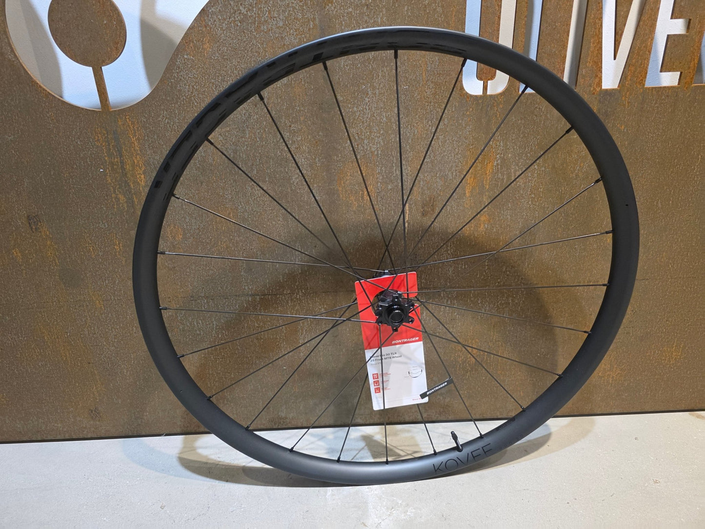 Laufrad/Laufradsatz von Bontrager, BONTRAGER KOVEE PRO 30 BOOST TLR 29 MTB LAUFRADSATZ DISC vor USEDBIKES - OB.DE Hintergrund