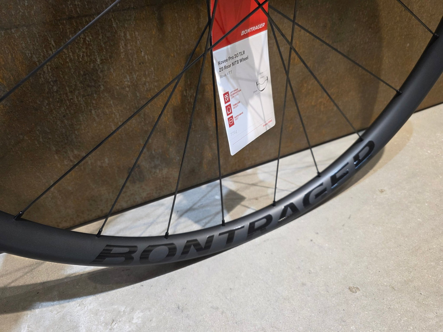 Laufrad/Laufradsatz von Bontrager, BONTRAGER KOVEE PRO 30 BOOST TLR 29 MTB LAUFRADSATZ DISC vor USEDBIKES - OB.DE Hintergrund