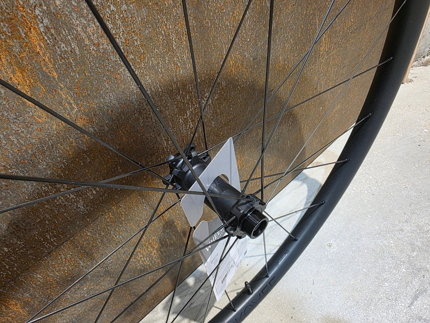Laufrad/Laufradsatz von Bontrager, BONTRAGER KOVEE PRO 30 BOOST TLR 29 MTB LAUFRADSATZ DISC vor USEDBIKES - OB.DE Hintergrund