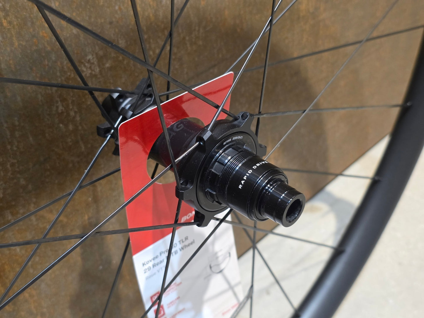 Laufrad/Laufradsatz von Bontrager, BONTRAGER KOVEE PRO 30 BOOST TLR 29 MTB LAUFRADSATZ DISC vor USEDBIKES - OB.DE Hintergrund