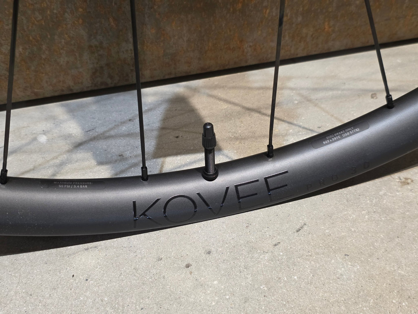 Laufrad/Laufradsatz von Bontrager, BONTRAGER KOVEE PRO 30 BOOST TLR 29 MTB LAUFRADSATZ DISC vor USEDBIKES - OB.DE Hintergrund