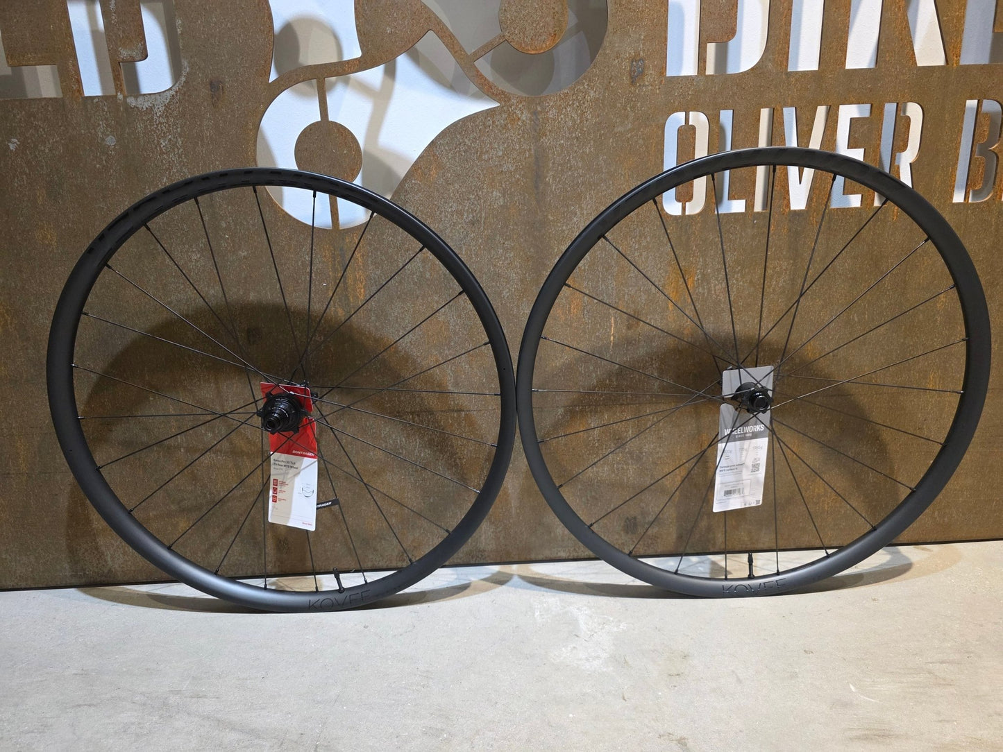 Laufrad/Laufradsatz von Bontrager, BONTRAGER KOVEE PRO 30 BOOST TLR 29 MTB LAUFRADSATZ DISC vor USEDBIKES - OB.DE Hintergrund