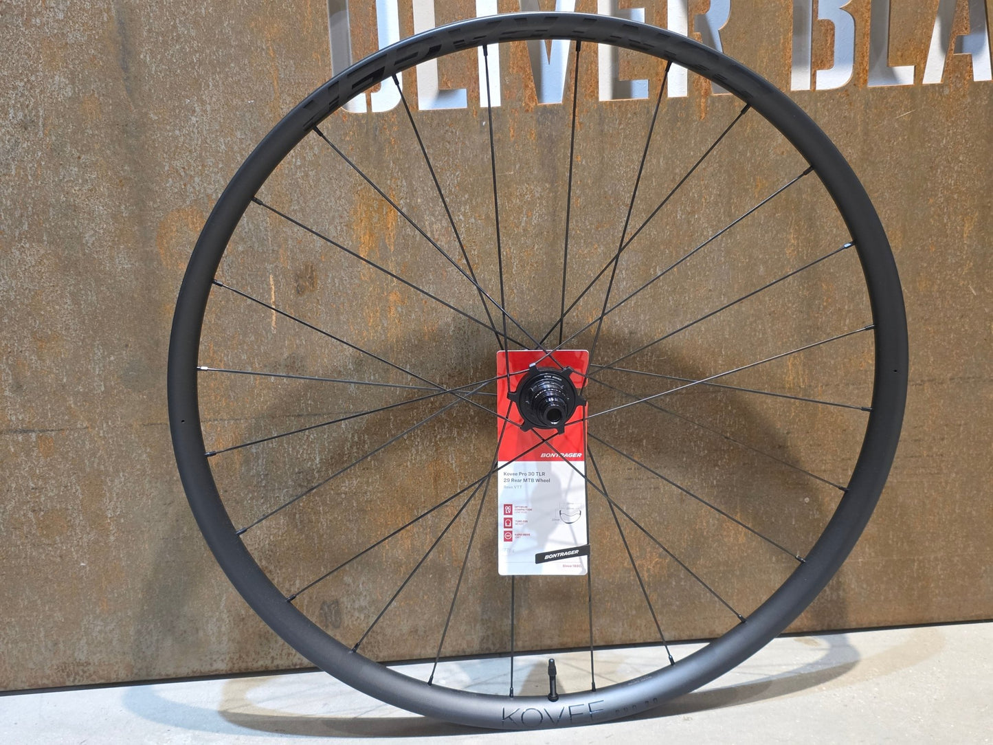 Laufrad/Laufradsatz von Bontrager, BONTRAGER KOVEE PRO 30 BOOST TLR 29 MTB LAUFRADSATZ DISC vor USEDBIKES - OB.DE Hintergrund