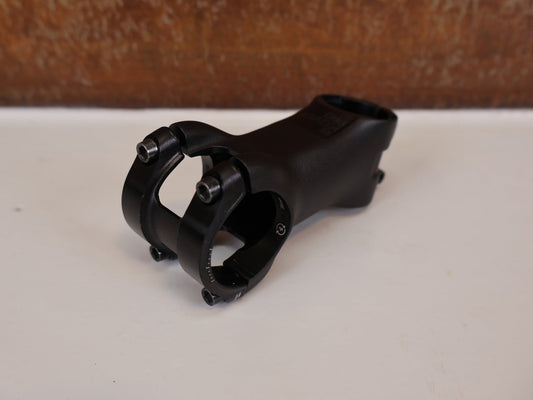 Vorbau von Bontrager, BONTRAGER KOVEE PRO 35 BLENDR VORBAU / 13° / XC RACE / ALU 7075 / 35MM vor USEDBIKES - OB.DE Hintergrund