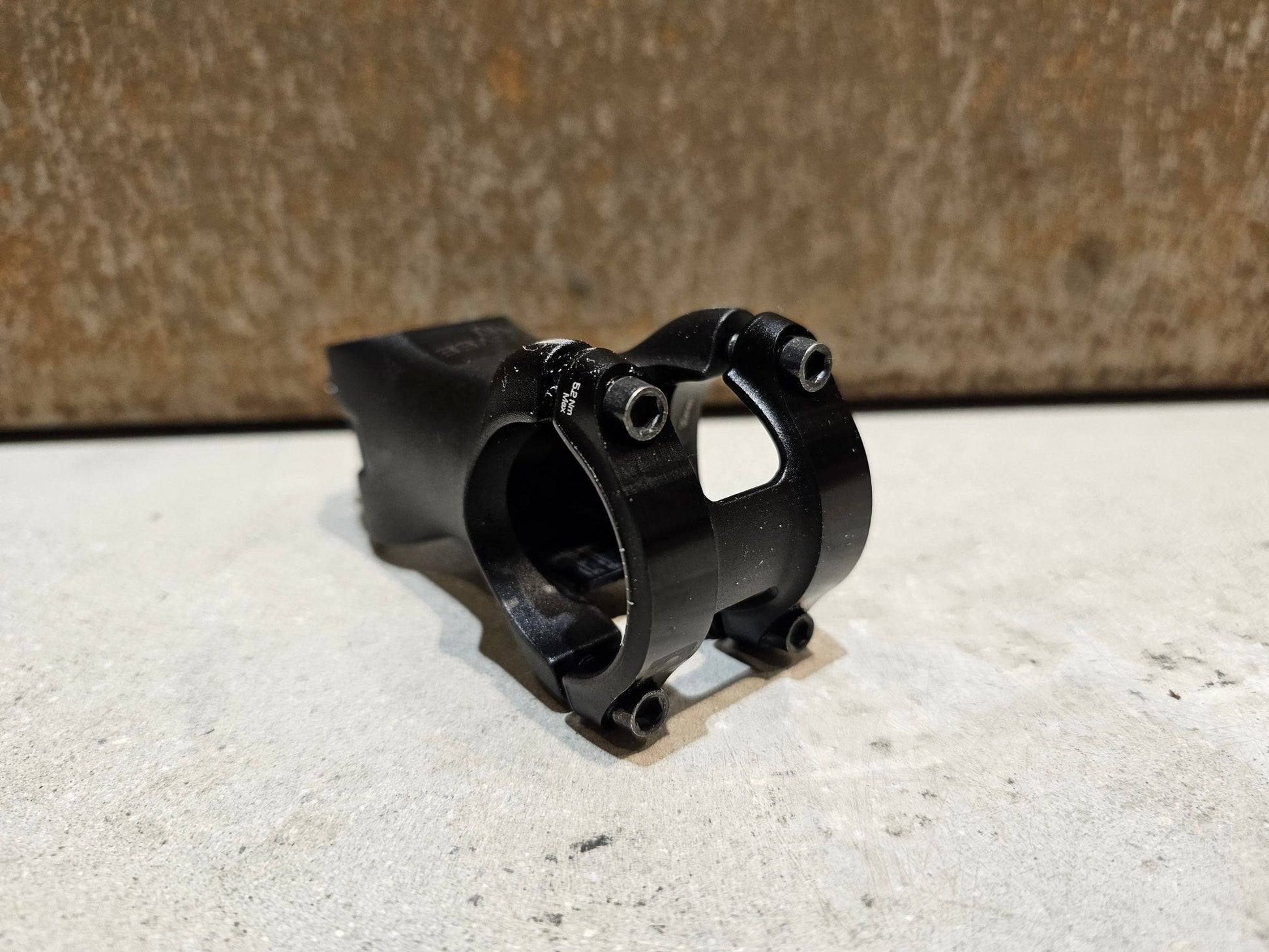 Vorbau von Bontrager, BONTRAGER KOVEE PRO 35 STEM - 13 GRAD 50 - 100MM in variant_title vor USEDBIKES - OB.DE Hintergrund