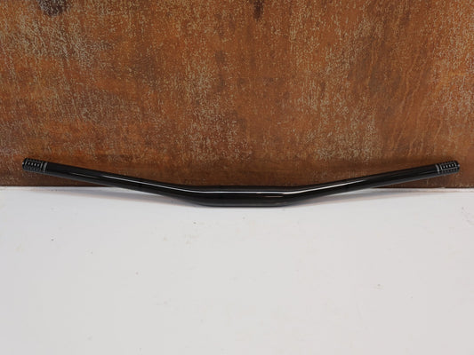 Lenker von Bontrager, BONTRAGER KOVEE PRO CARBON 35 / MTB-LENKER / 720 MM / 159 G / BLACK vor USEDBIKES-OB.DE Hintergrund
