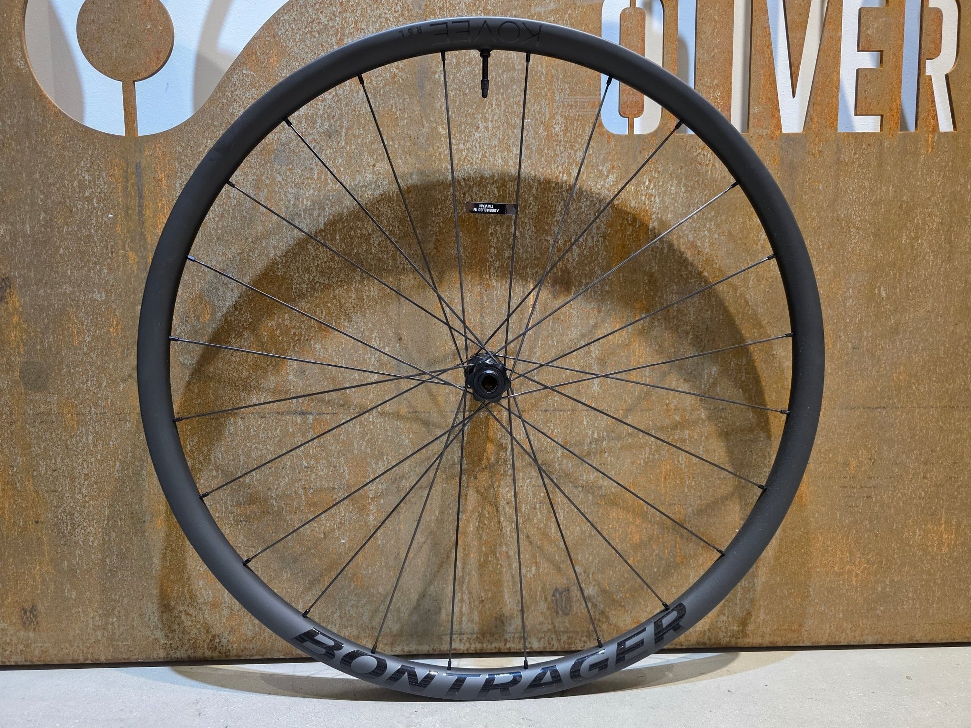 Laufrad/Laufradsatz von Bontrager, BONTRAGER KOVEE RSL 30 TLR BOOST 29 MTB LAUFRADSATZ DISC in variant_title vor USEDBIKES - OB.DE Hintergrund