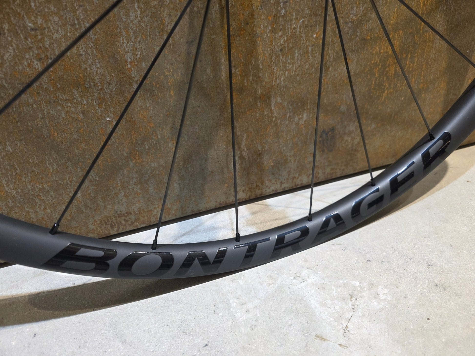 Laufrad/Laufradsatz von Bontrager, BONTRAGER KOVEE RSL 30 TLR BOOST 29 MTB LAUFRADSATZ DISC in variant_title vor USEDBIKES - OB.DE Hintergrund