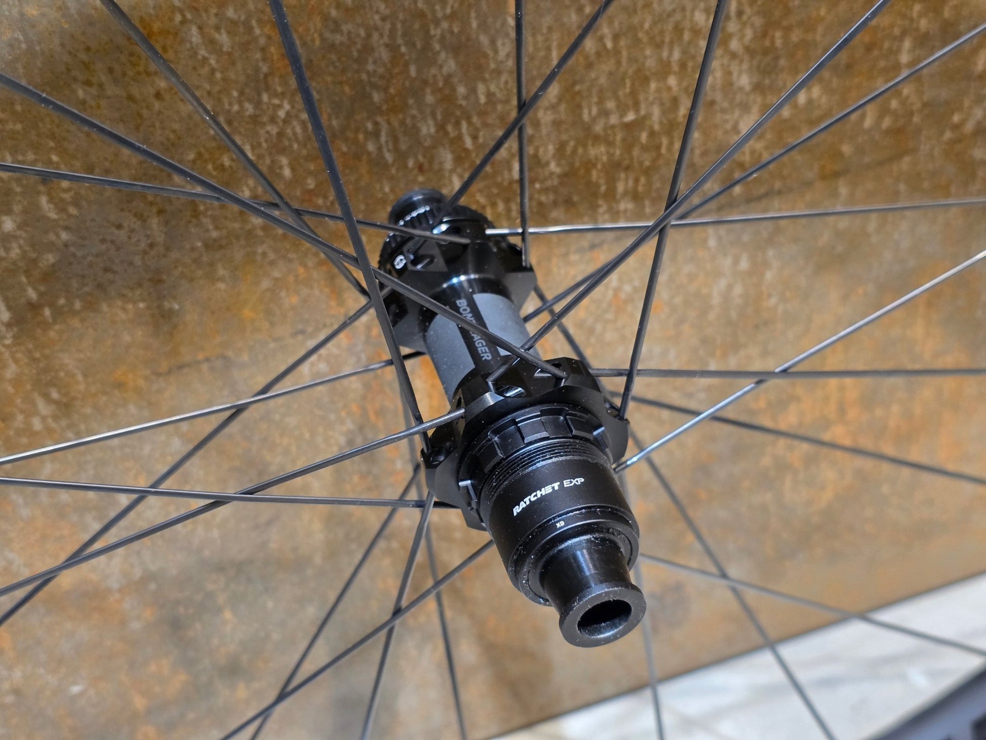 Laufrad/Laufradsatz von Bontrager, BONTRAGER KOVEE RSL 30 TLR BOOST 29 MTB LAUFRADSATZ DISC in variant_title vor USEDBIKES - OB.DE Hintergrund