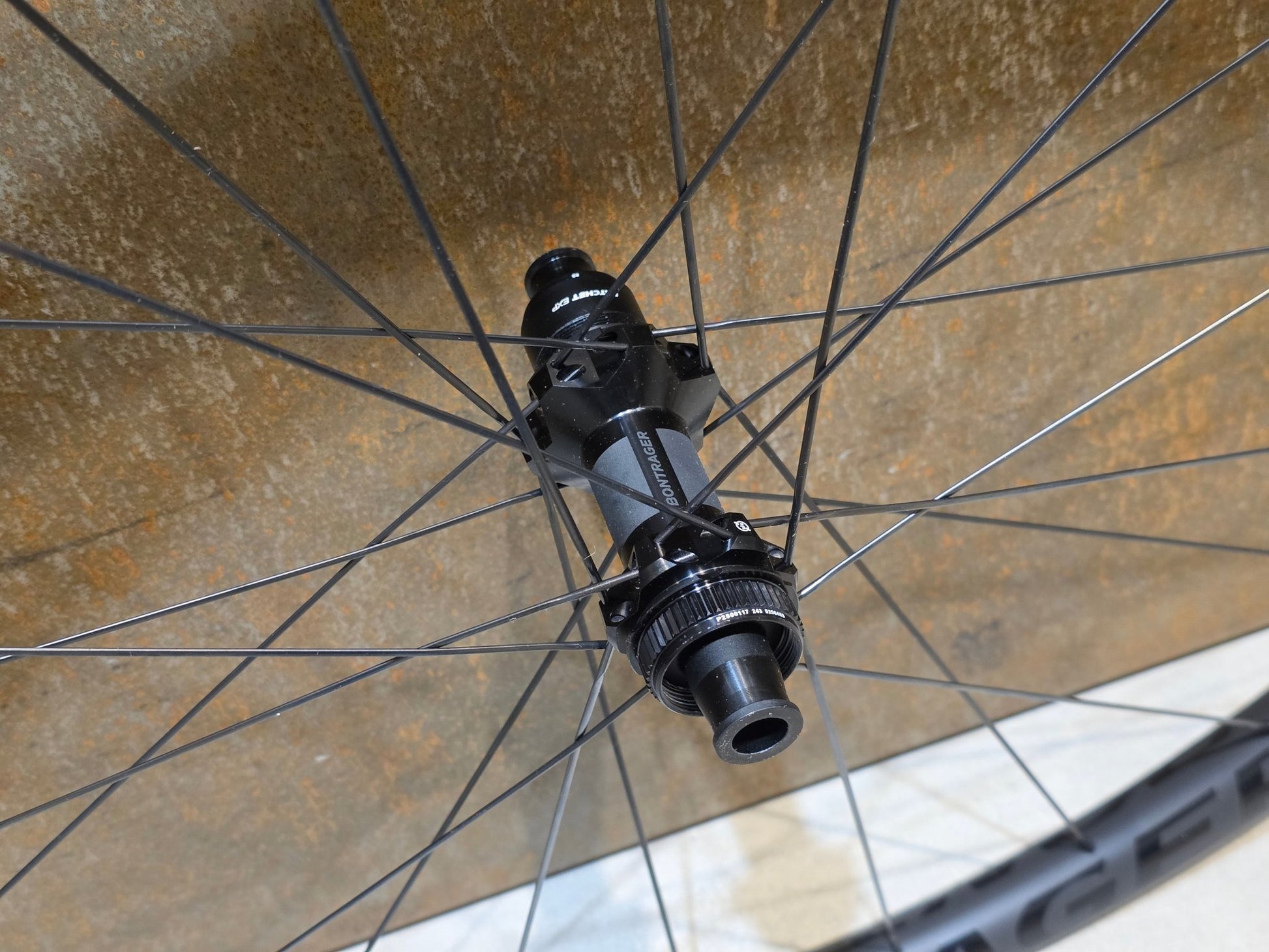 Laufrad/Laufradsatz von Bontrager, BONTRAGER KOVEE RSL 30 TLR BOOST 29 MTB LAUFRADSATZ DISC in variant_title vor USEDBIKES - OB.DE Hintergrund