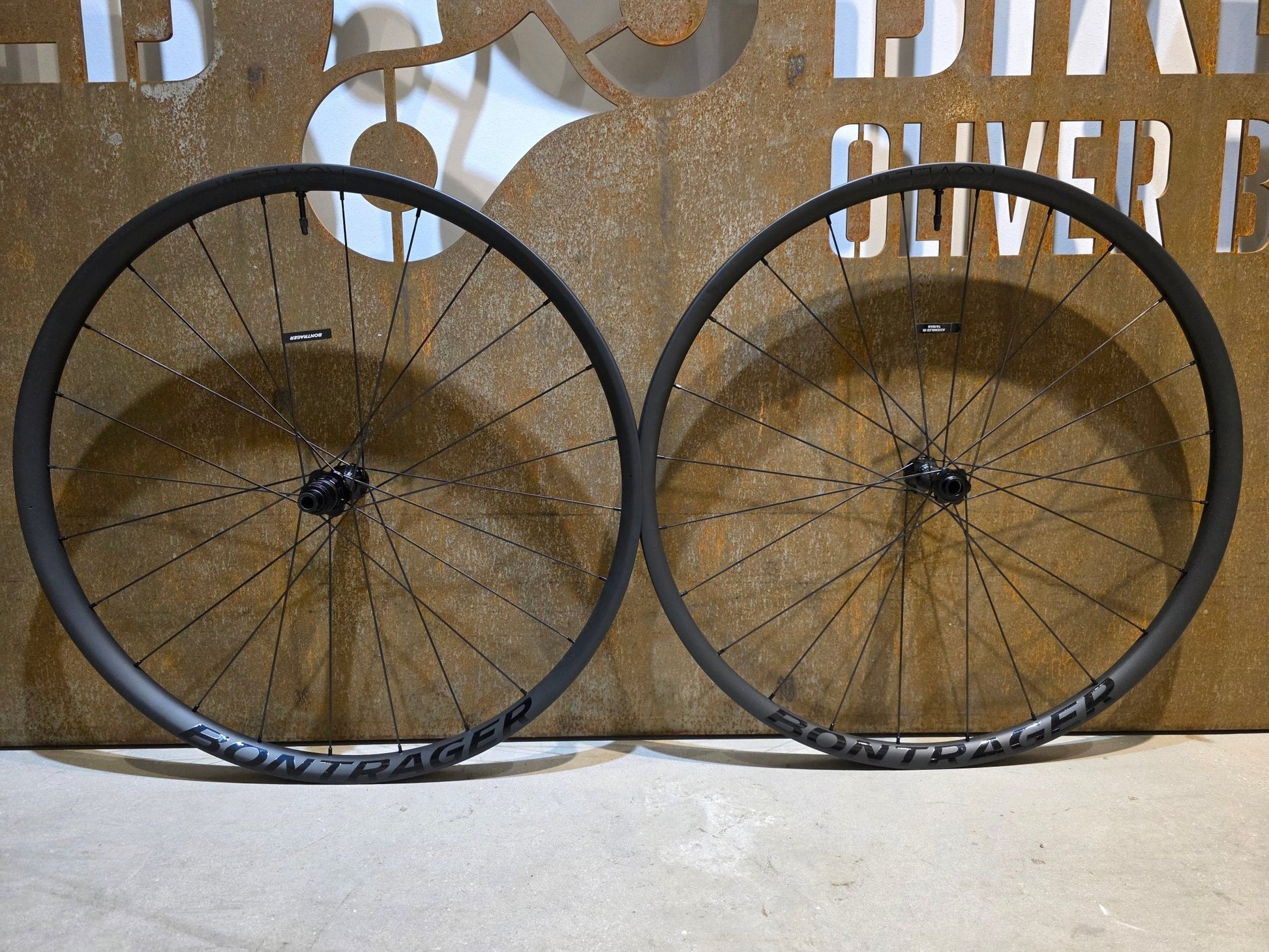 Laufrad/Laufradsatz von Bontrager, BONTRAGER KOVEE RSL 30 TLR BOOST 29 MTB LAUFRADSATZ DISC in variant_title vor USEDBIKES - OB.DE Hintergrund