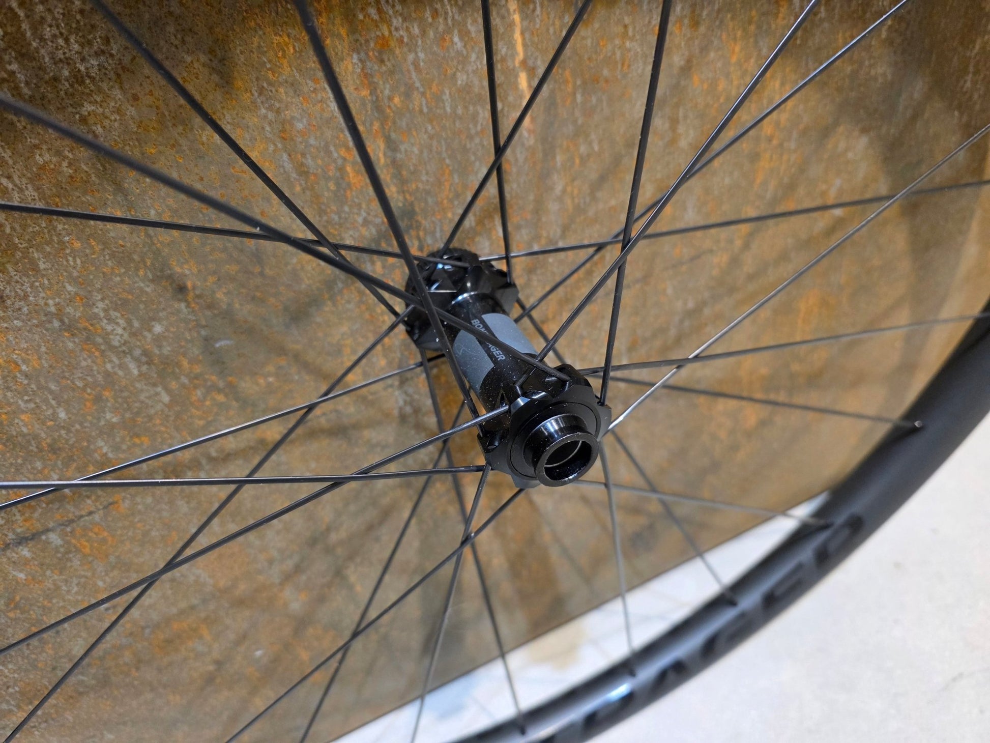 Laufrad/Laufradsatz von Bontrager, BONTRAGER KOVEE RSL 30 TLR BOOST 29 MTB LAUFRADSATZ DISC in variant_title vor USEDBIKES - OB.DE Hintergrund