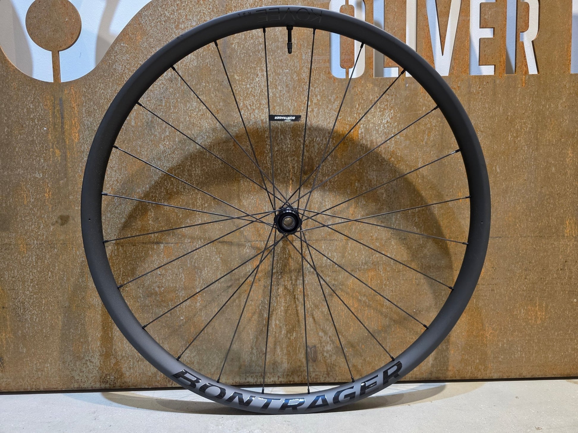 Laufrad/Laufradsatz von Bontrager, BONTRAGER KOVEE RSL 30 TLR BOOST 29 MTB LAUFRADSATZ DISC in variant_title vor USEDBIKES - OB.DE Hintergrund