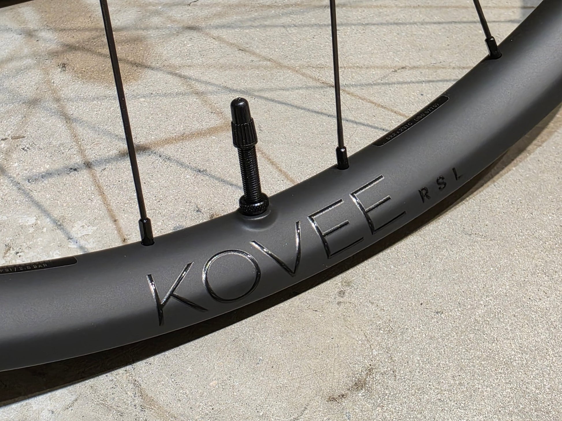 Laufrad/Laufradsatz von Bontrager, BONTRAGER KOVEE RSL 30 TLR BOOST 29 MTB LAUFRADSATZ DISC in variant_title vor USEDBIKES - OB.DE Hintergrund