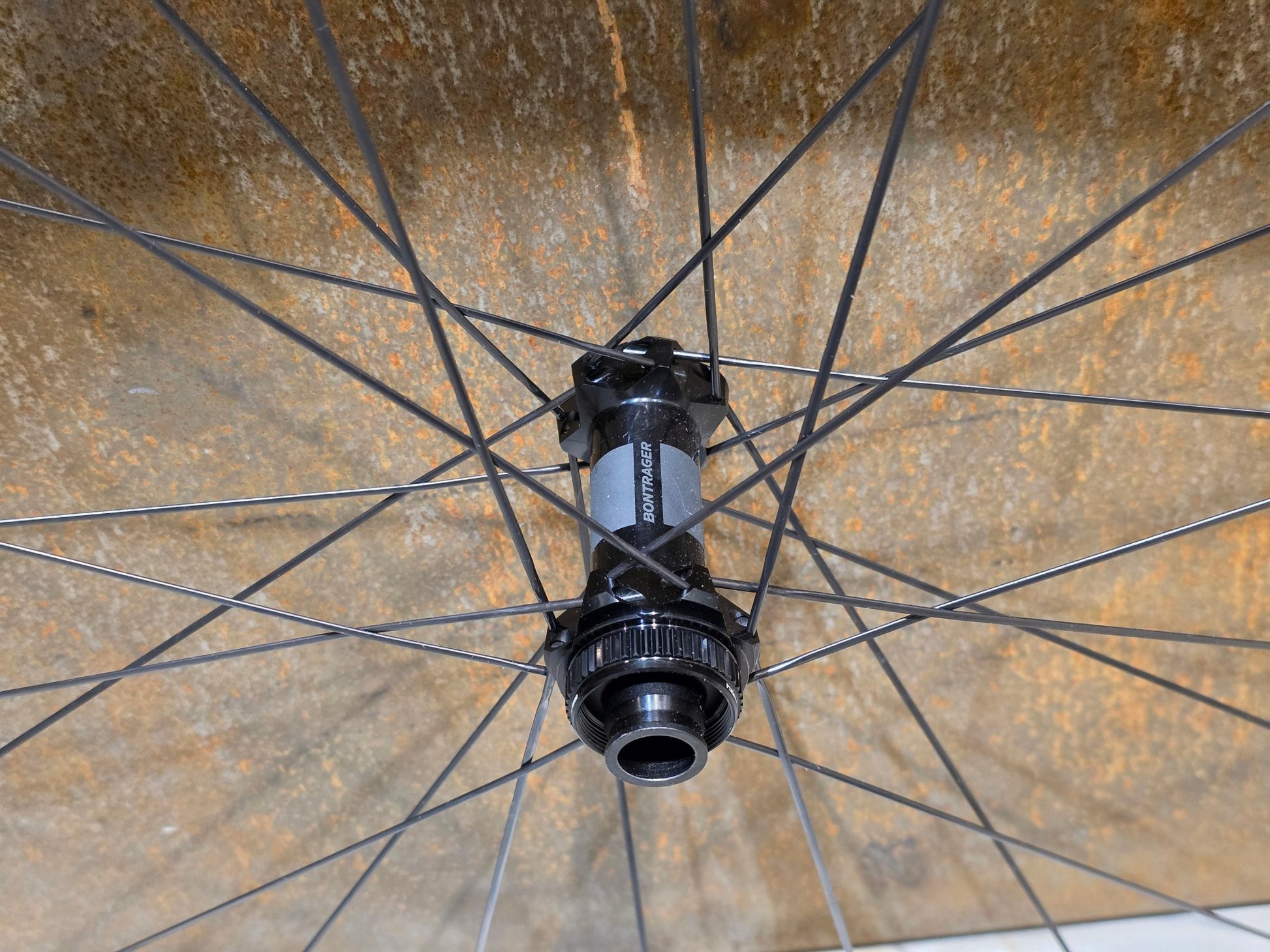 Laufrad/Laufradsatz von Bontrager, BONTRAGER KOVEE RSL 30 TLR BOOST 29 MTB LAUFRADSATZ DISC in variant_title vor USEDBIKES - OB.DE Hintergrund