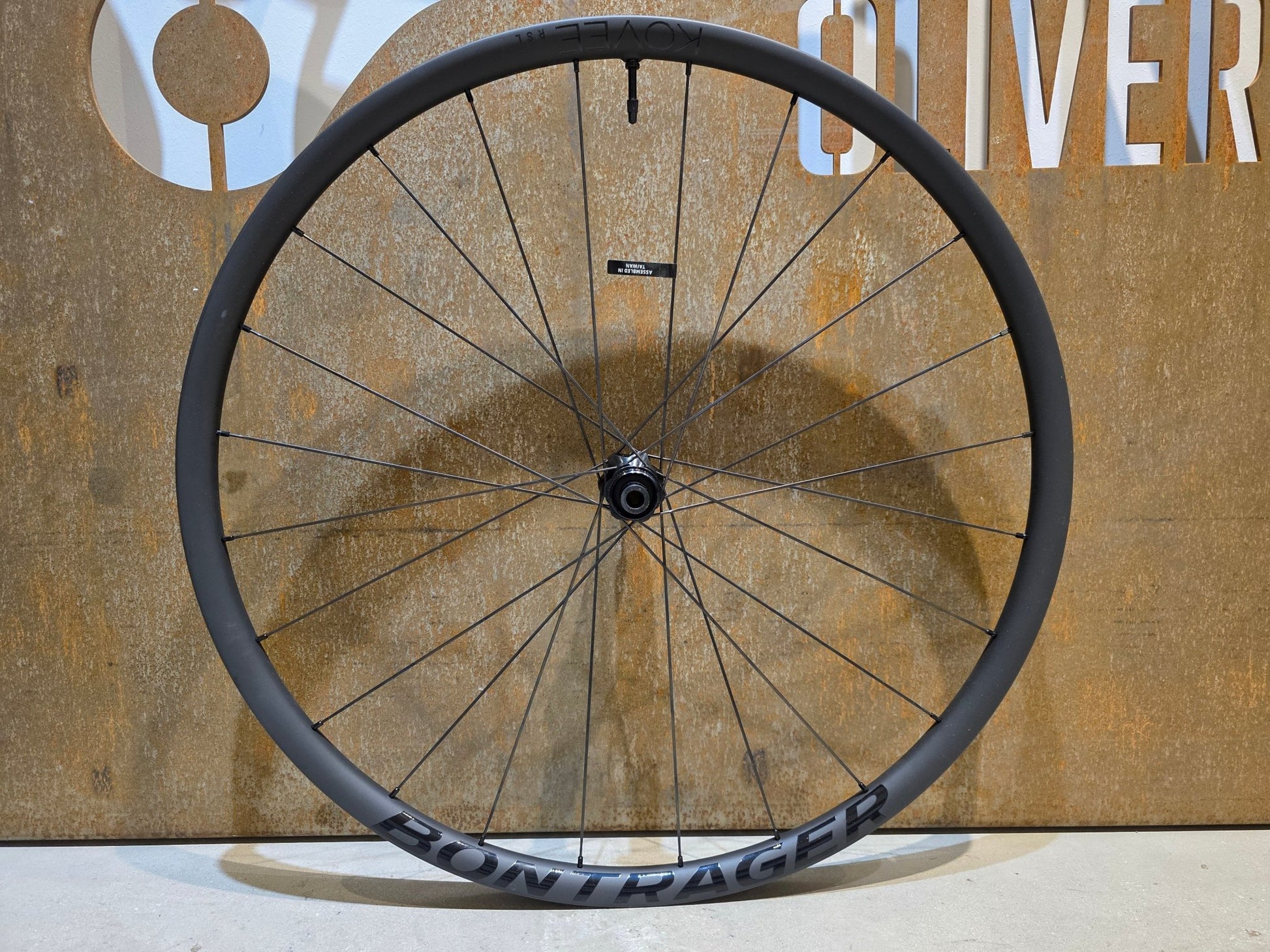 Laufrad/Laufradsatz von Bontrager, BONTRAGER KOVEE RSL 30 TLR BOOST 29 MTB LAUFRADSATZ DISC in variant_title vor USEDBIKES - OB.DE Hintergrund