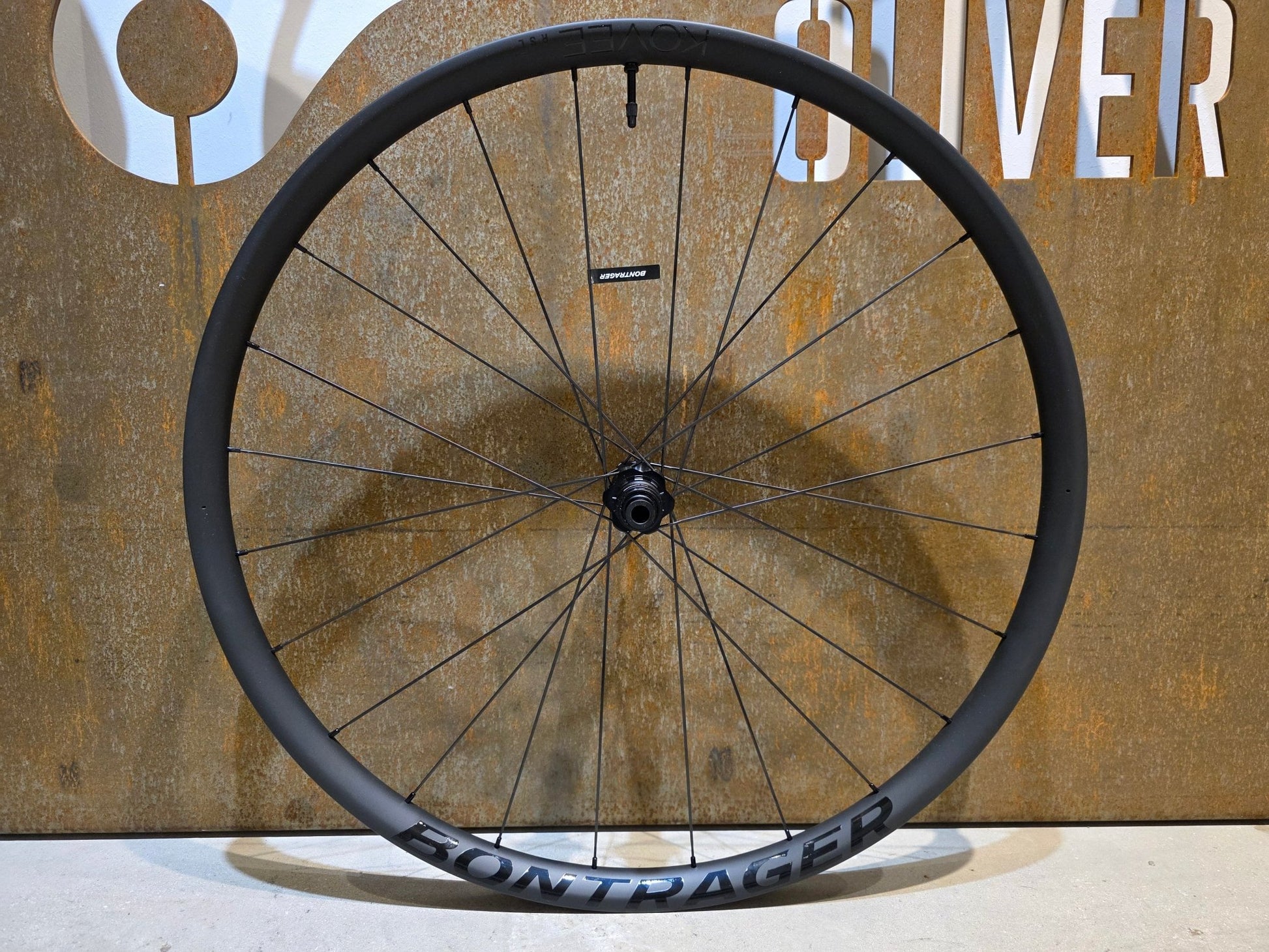 Laufrad/Laufradsatz von Bontrager, BONTRAGER KOVEE RSL 30 TLR BOOST 29 MTB LAUFRADSATZ DISC in variant_title vor USEDBIKES - OB.DE Hintergrund