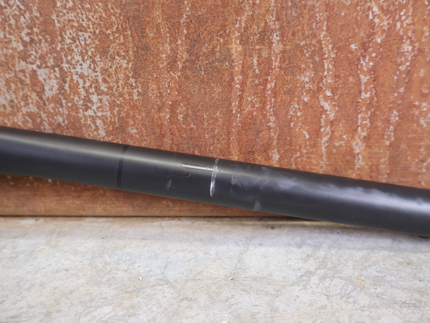 Lenker von Bontrager, BONTRAGER KOVEE XXX CARBON 35 MTB - LENKER – 700 MM – 0 MM RISE – CARBON SMOKE vor USEDBIKES - OB.DE Hintergrund