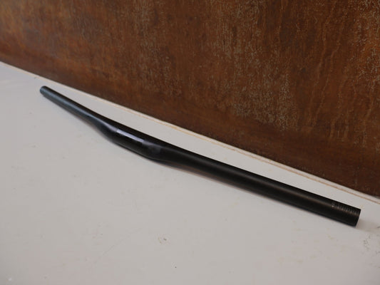 Lenker von Bontrager, BONTRAGER KOVEE XXX CARBON 35 MTB-LENKER 710 MM / 35 MM KLEMMUNG / 143 G vor USEDBIKES-OB.DE Hintergrund