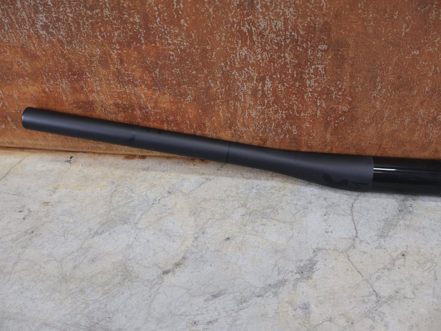 Lenker von Bontrager, BONTRAGER KOVEE XXX CARBON 35 MTB - LENKER – 720 MM / 35 MM KLEMMUNG / 133 G vor USEDBIKES - OB.DE Hintergrund