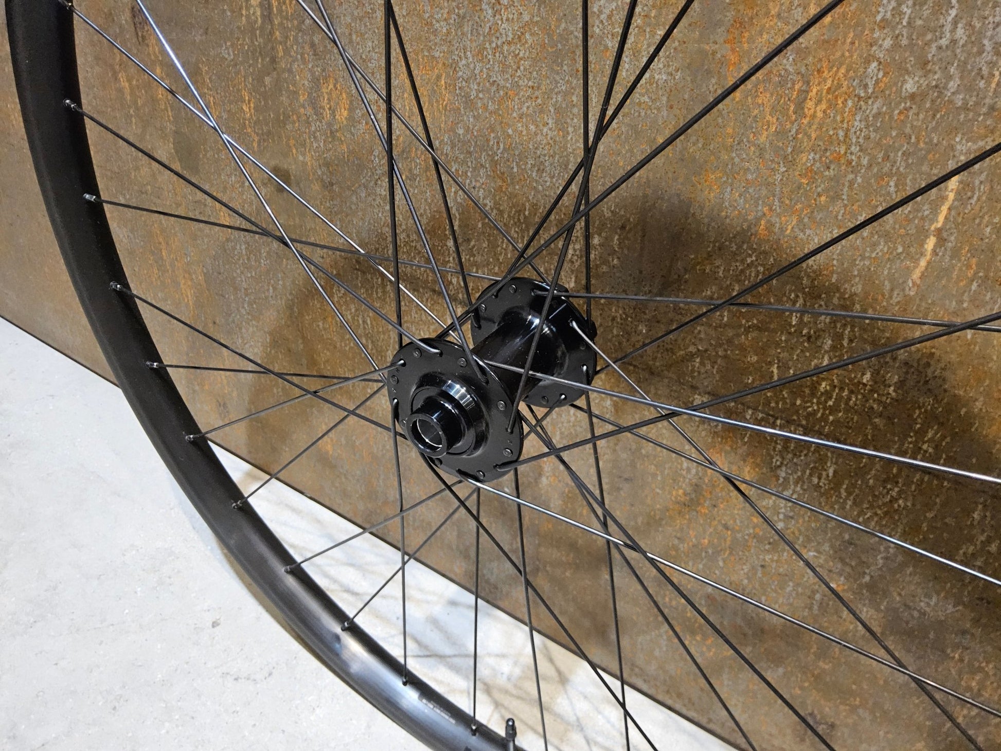 Laufrad/Laufradsatz von Bontrager, BONTRAGER LINE 30 TLR BOOST 29 ZOLL MTB VORDERRAD DISC in variant_title vor USEDBIKES - OB.DE Hintergrund