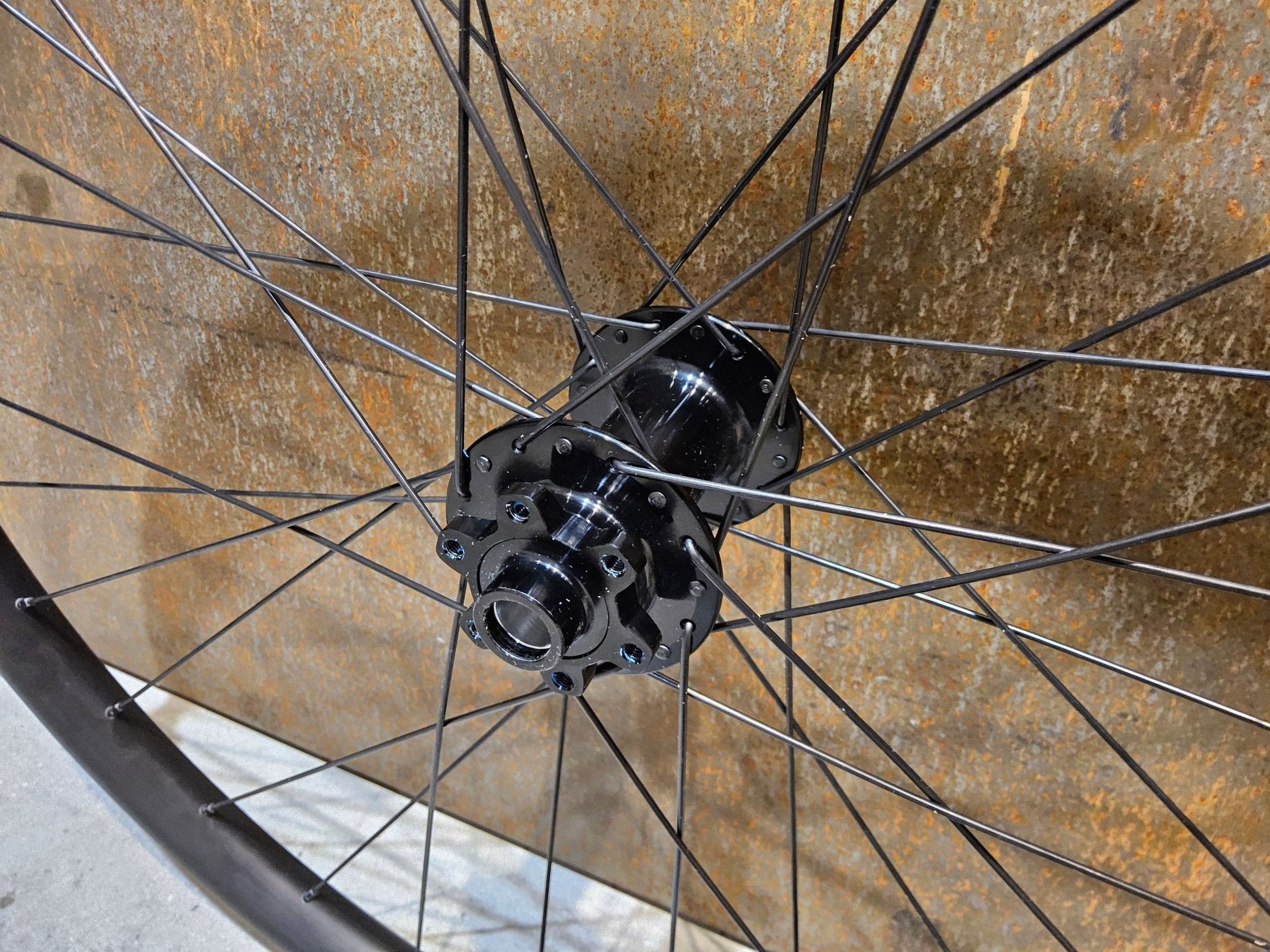 Laufrad/Laufradsatz von Bontrager, BONTRAGER LINE 30 TLR BOOST 29 ZOLL MTB VORDERRAD DISC in variant_title vor USEDBIKES - OB.DE Hintergrund