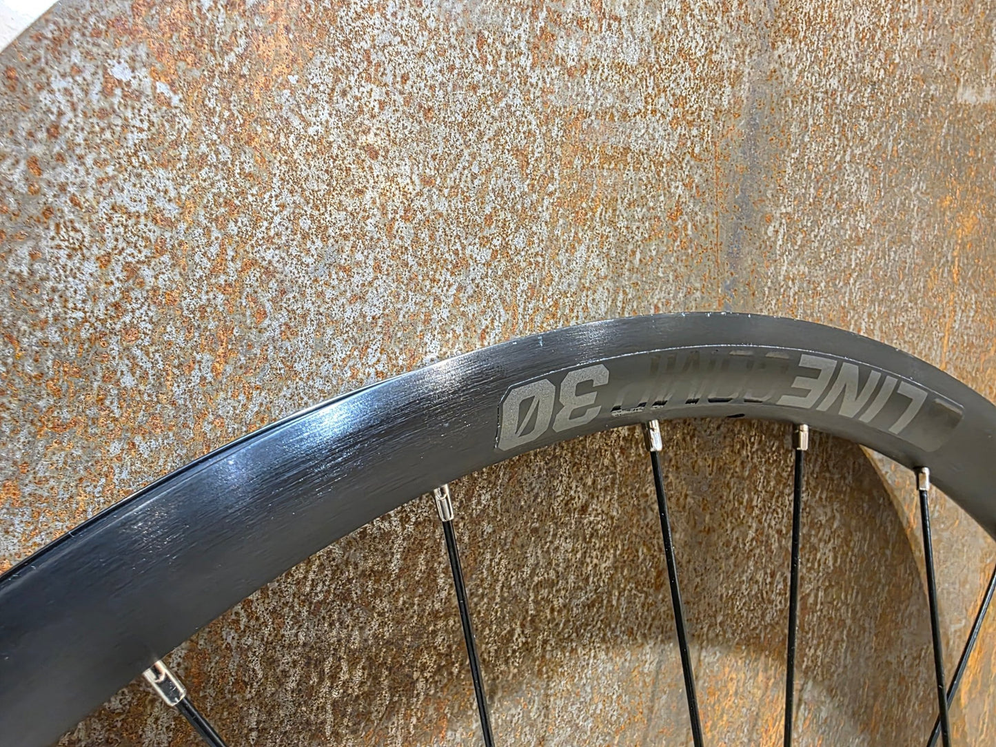Laufrad/Laufradsatz von Bontrager, BONTRAGER LINE COMP 30 TLR 27.5 MTB HINTERRAD 142MM DISC vor USEDBIKES - OB.DE Hintergrund