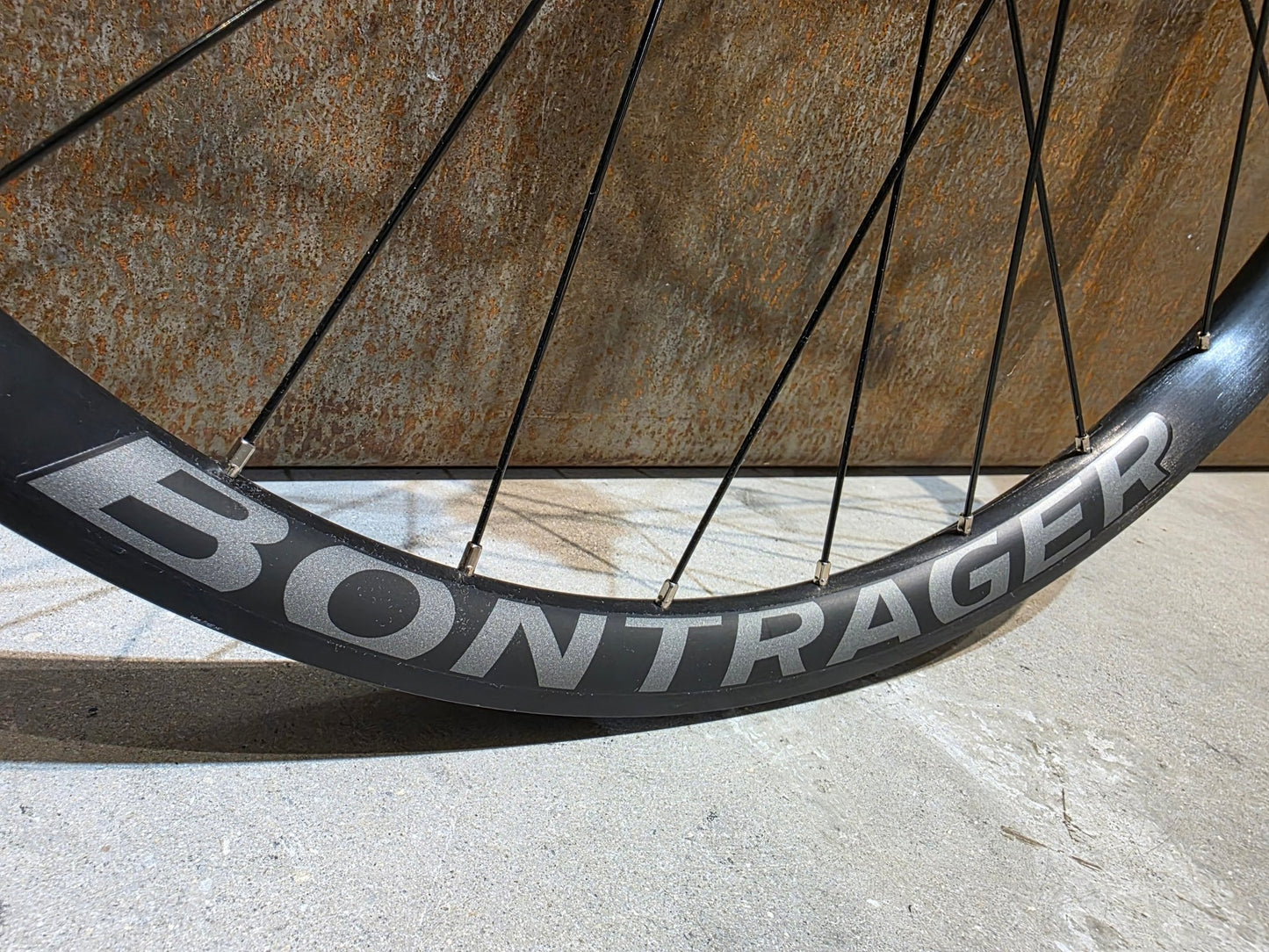Laufrad/Laufradsatz von Bontrager, BONTRAGER LINE COMP 30 TLR 27.5 MTB HINTERRAD 142MM DISC vor USEDBIKES - OB.DE Hintergrund