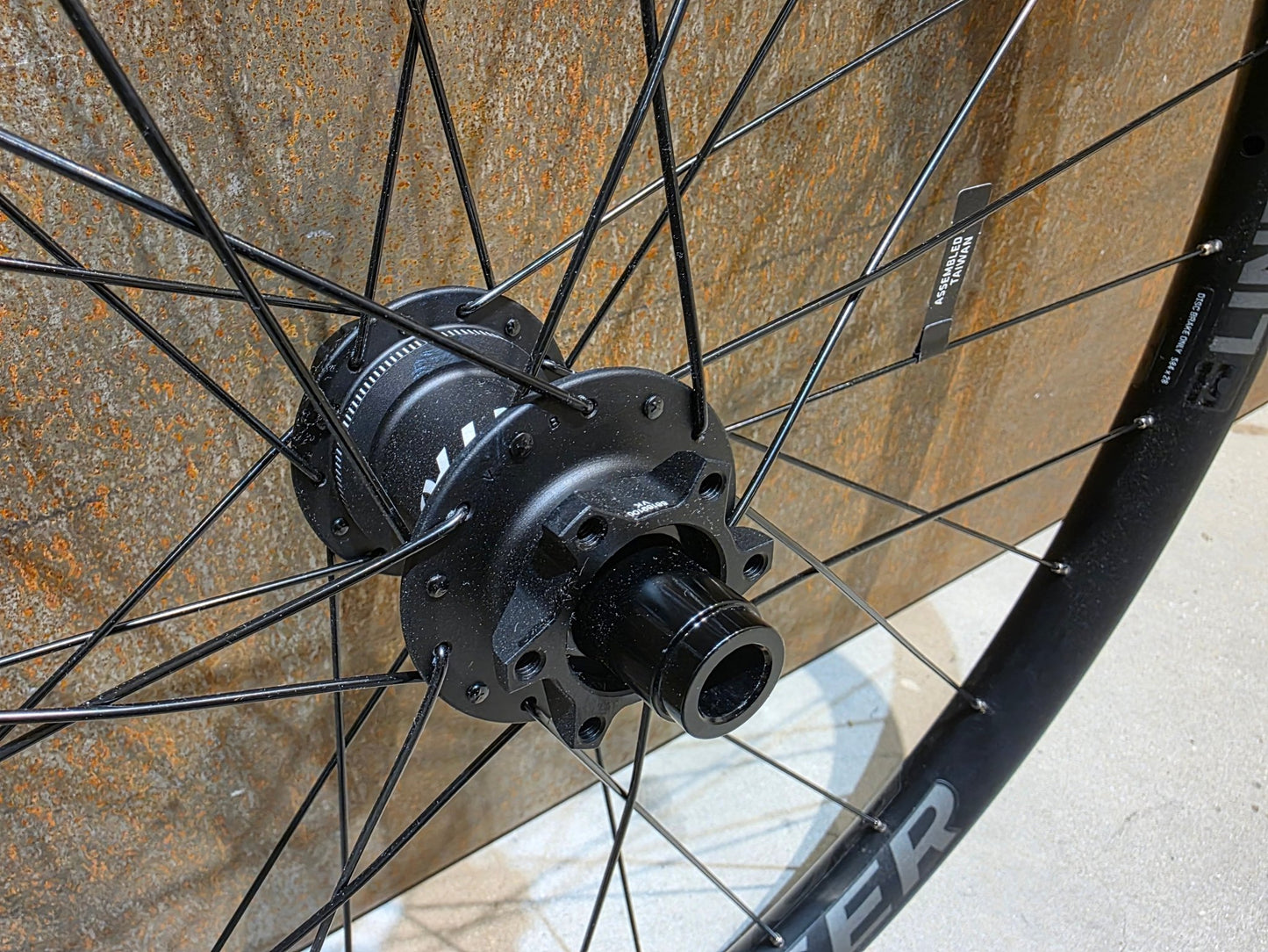 Laufrad/Laufradsatz von Bontrager, BONTRAGER LINE COMP 30 TLR 27.5 MTB HINTERRAD 142MM DISC vor USEDBIKES - OB.DE Hintergrund