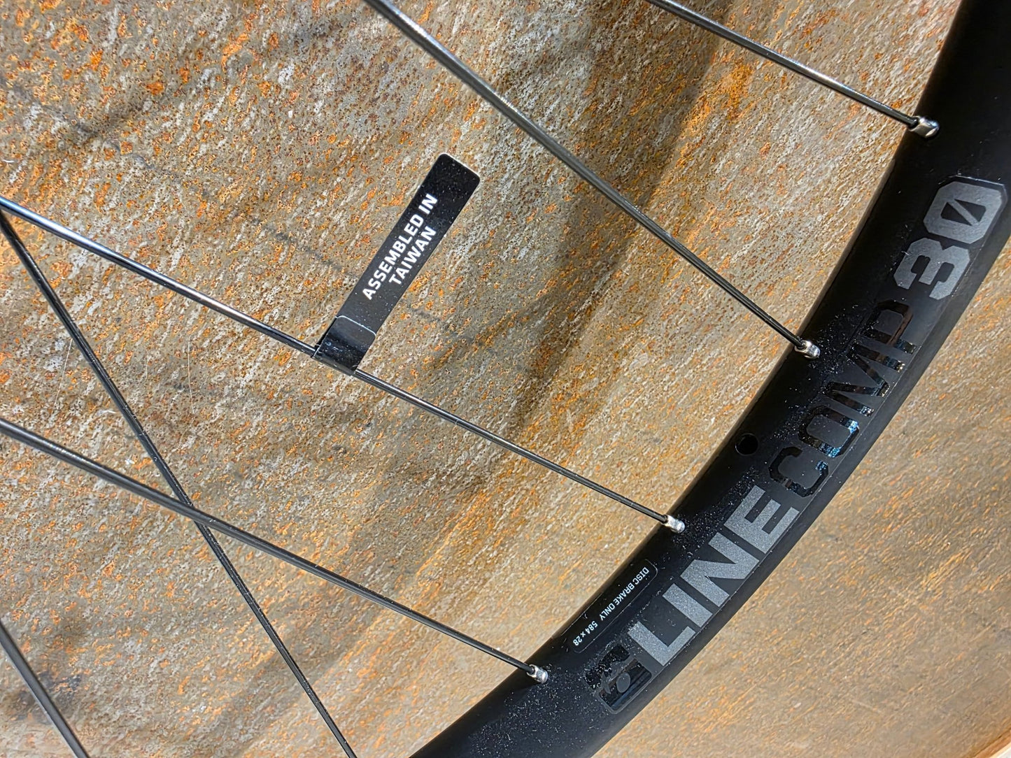 Laufrad/Laufradsatz von Bontrager, BONTRAGER LINE COMP 30 TLR 27.5 MTB HINTERRAD 142MM DISC vor USEDBIKES - OB.DE Hintergrund