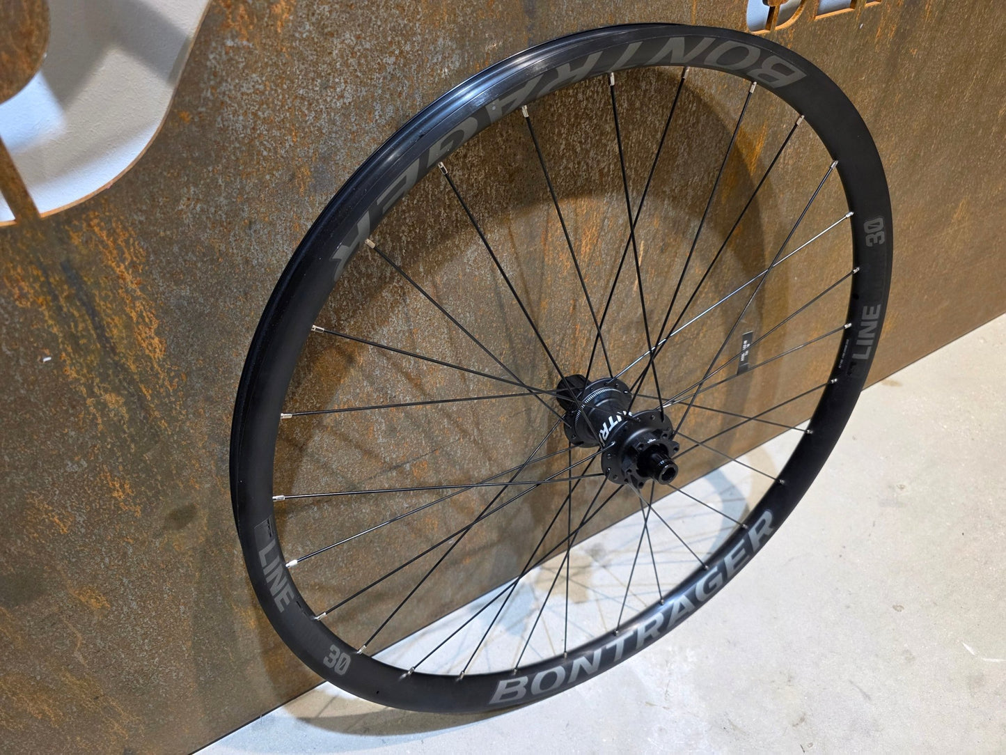 Laufrad/Laufradsatz von Bontrager, BONTRAGER LINE COMP 30 TLR 27.5 MTB HINTERRAD 142MM DISC vor USEDBIKES - OB.DE Hintergrund