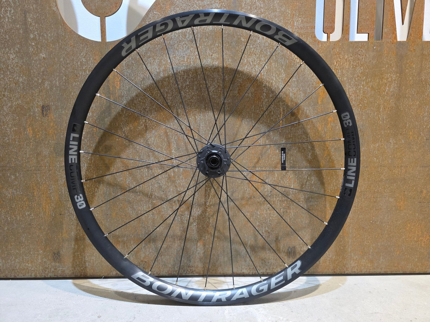 Laufrad/Laufradsatz von Bontrager, BONTRAGER LINE COMP 30 TLR 27.5 MTB HINTERRAD 142MM DISC vor USEDBIKES - OB.DE Hintergrund