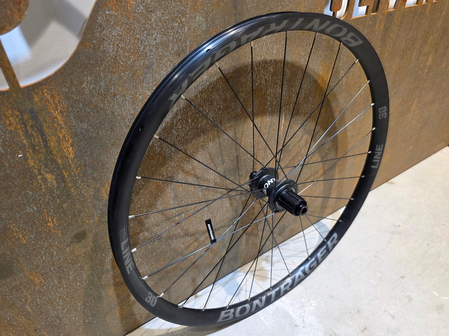 Laufrad/Laufradsatz von Bontrager, BONTRAGER LINE COMP 30 TLR 27.5 MTB HINTERRAD 142MM DISC vor USEDBIKES - OB.DE Hintergrund