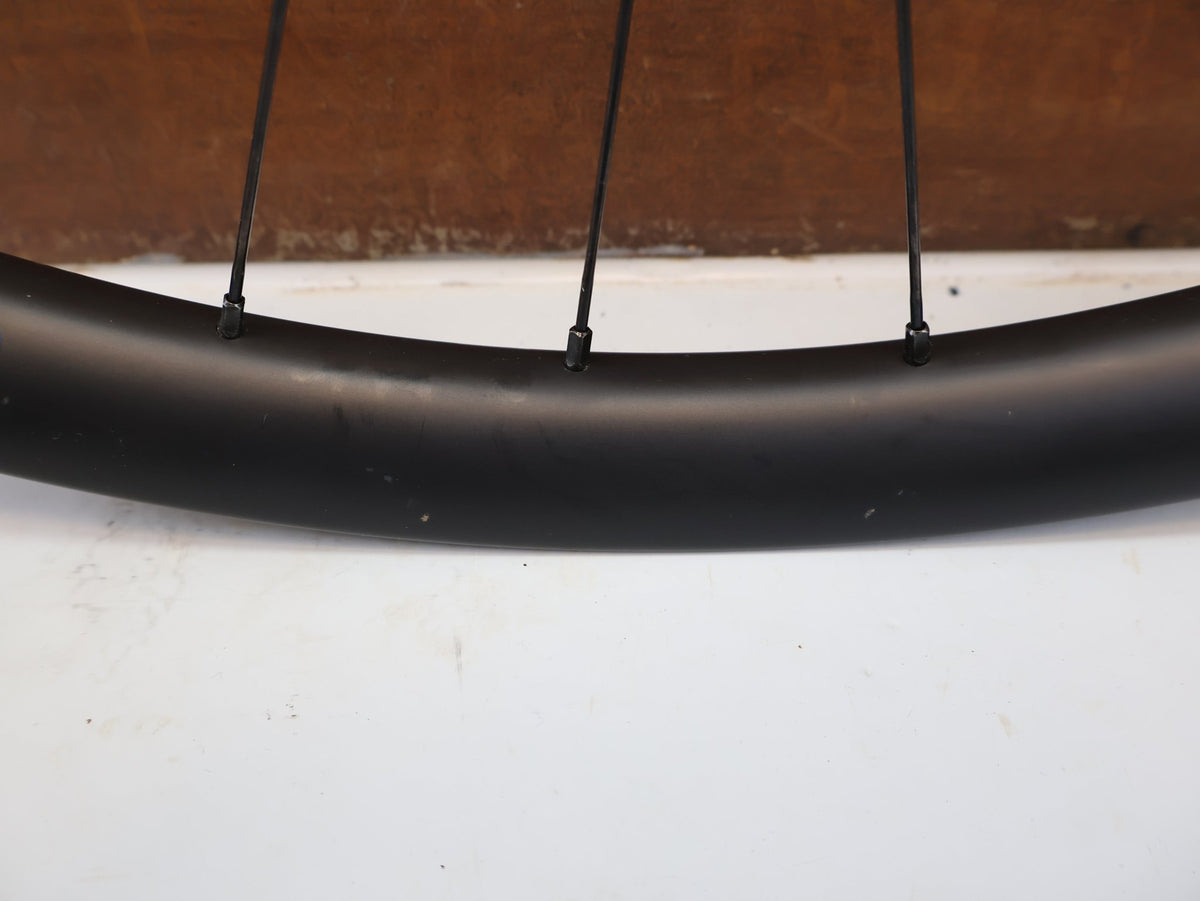Laufrad/Laufradsatz von Bontrager, Bontrager Line Pro 30 29" Team Edition Laufradsatz DT240 DEG vor USEDBIKES-OB.DE Hintergrund
