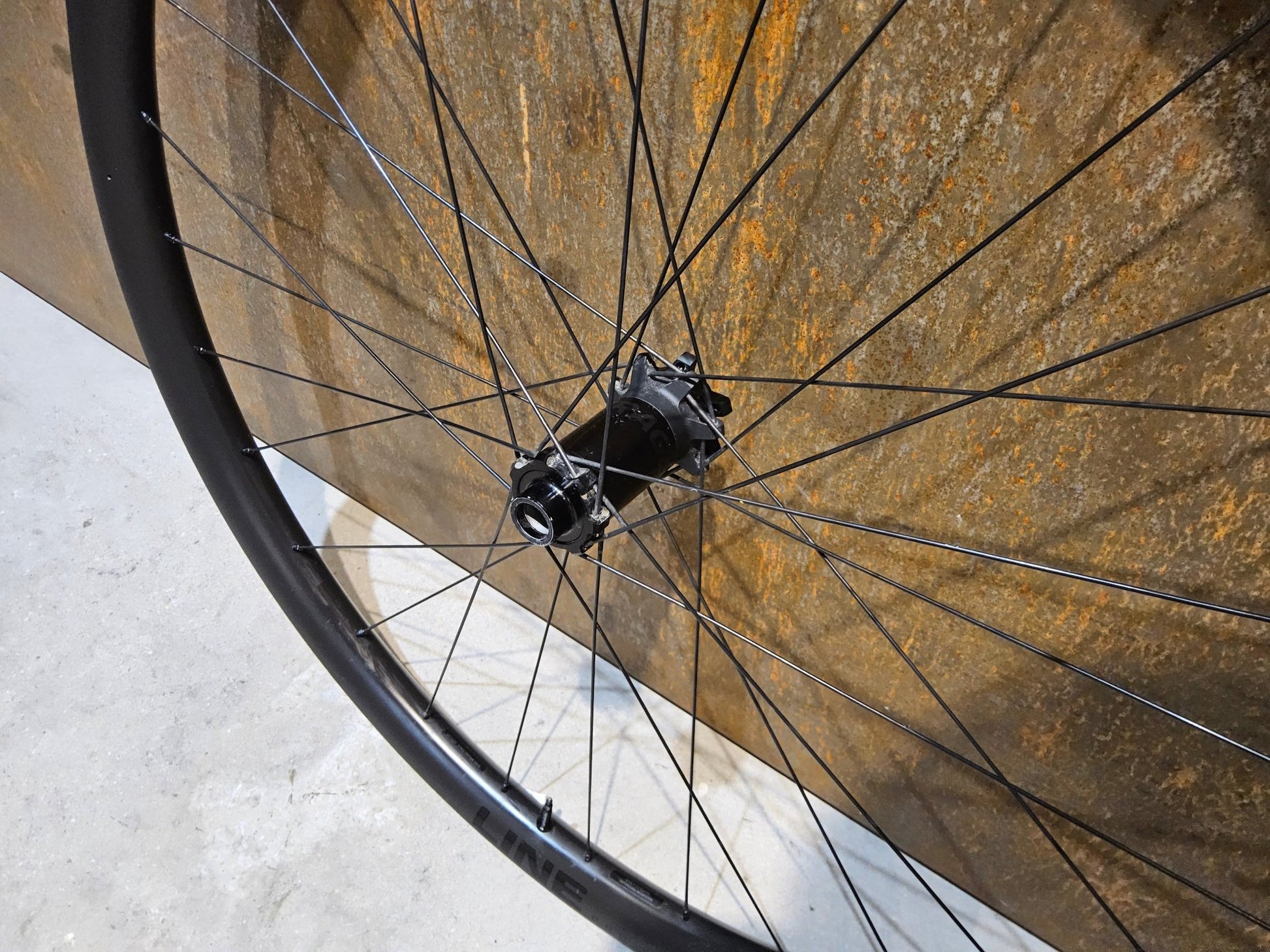 Laufrad/Laufradsatz von Bontrager, BONTRAGER LINE PRO 30 CARBON LAUFRADSATZ 29 / 27,5 ZOLL DISC XD - FREILAUF vor USEDBIKES - OB.DE Hintergrund