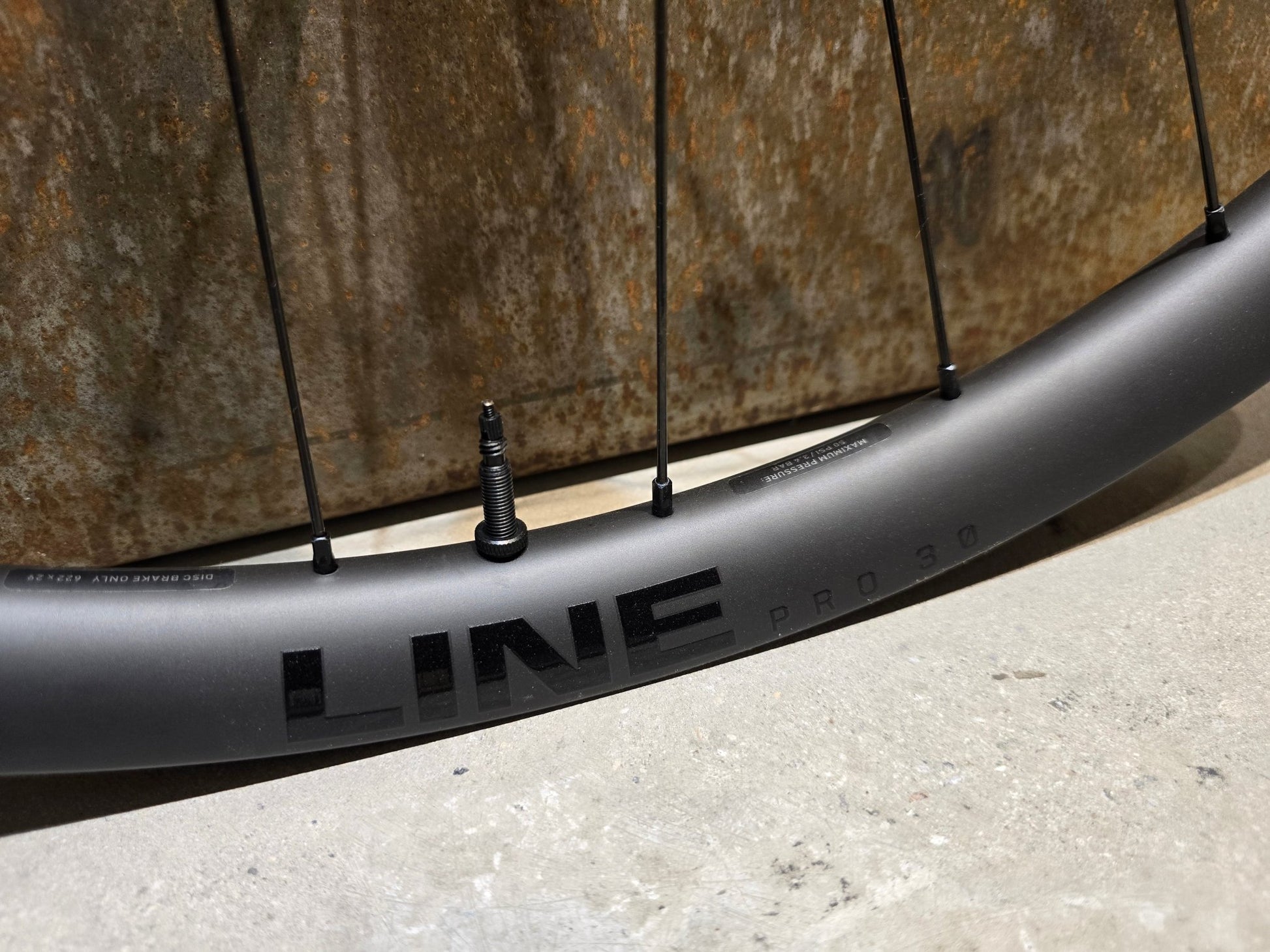 Laufrad/Laufradsatz von Bontrager, BONTRAGER LINE PRO 30 CARBON LAUFRADSATZ 29 / 27,5 ZOLL DISC XD - FREILAUF in variant_title vor USEDBIKES - OB.DE Hintergrund