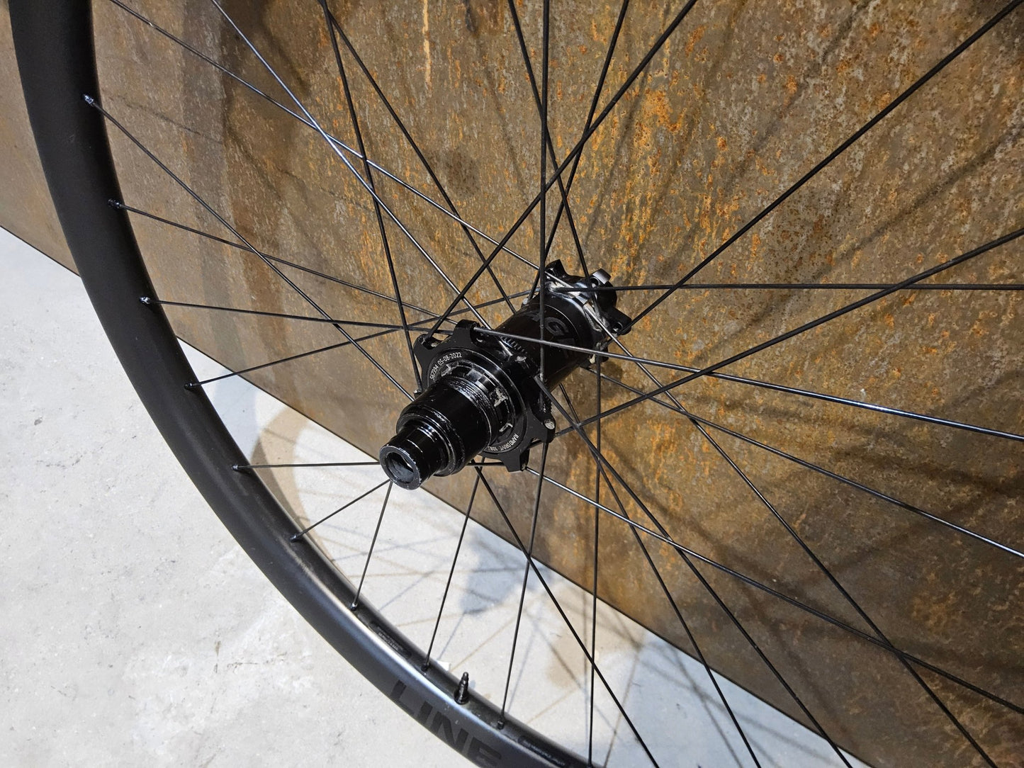 Laufrad/Laufradsatz von Bontrager, BONTRAGER LINE PRO 30 CARBON LAUFRADSATZ 29 / 27,5 ZOLL DISC XD - FREILAUF vor USEDBIKES - OB.DE Hintergrund